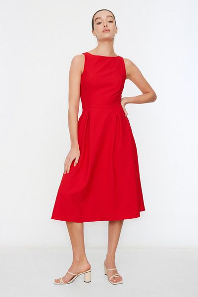 Trendyol Collection Rotes, plissiertes, gefüttertes Midi-Webkleid mit Öffnung in der Taille TWOSS20EL0980
