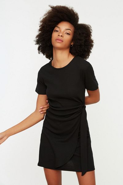 Trendyol Collection Schwarzes, detailliertes Strick-Minikleid mit Rundhalsausschnitt und Strickoptik TWOSS22EL0751