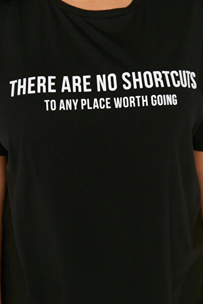 Trendyol Curve Fekete nyomott kötött póló - 100% pamut TBBSS22TS1048