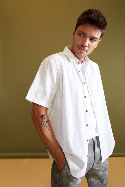 DeFacto Чоловіча біла сорочка з коротким рукавом та принтом, прямий крій U3446AZ21SM