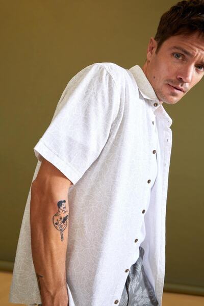 DeFacto Чоловіча біла сорочка з коротким рукавом та принтом, прямий крій U3446AZ21SM