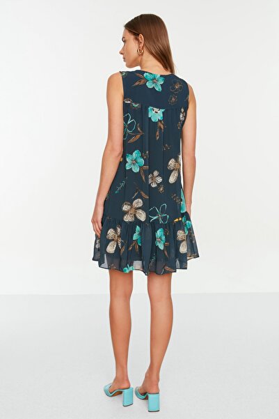 Trendyol Collection Námořnická modrá květinový potisk Shift/rovný střih podšitý šifonové mini tkané šaty TWOSS20EL2329