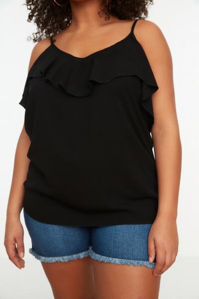 Trendyol Curve Μαύρη μπλούζα με κολάρο Flounce Plus Size - Ρυθμιζόμενο λουράκι TBBSS22AF0023