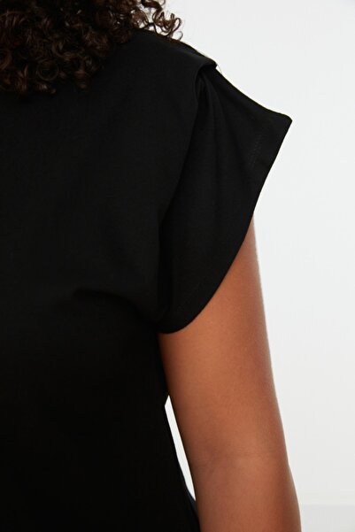 Trendyol Curve Czarny T-shirt z okrągłym dekoltem - 100% bawełny, detale rękawów TBBSS22BF0023