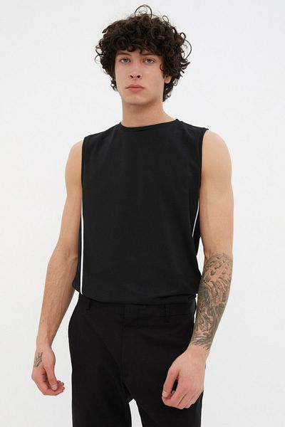 Trendyol Collection Ärmelloses Unterhemd aus 100 % Baumwolle mit schwarzer Paspelierung - TMNSS21AL0140