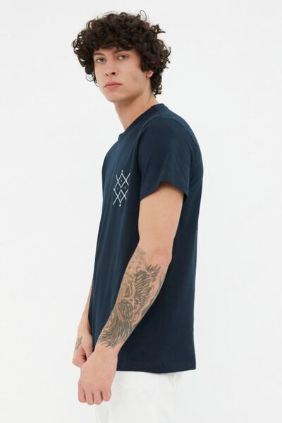 Trendyol Collection 100% bavlněné tričko s krátkým rukávem s potištěným logem v námořnické modré - TMNSS20TS0984