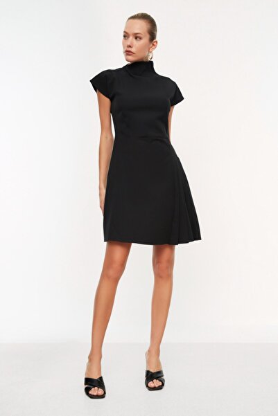 Trendyol Collection Μίνι υφαντό μαύρο φόρεμα με ψηλό γιακά TWOSS21EL0321