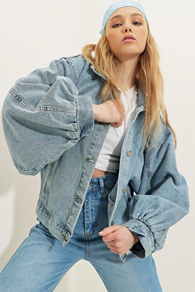 Trend Alaçatı Stili Kadın Buz Mavisi  Çift Cepli Balon Kollu Jean Ceket ALC-X8010
