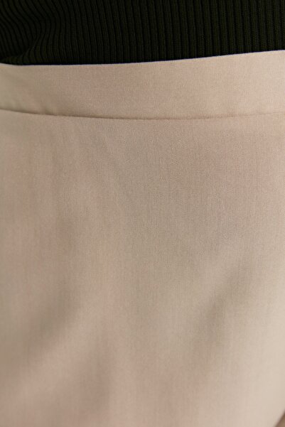 Trendyol Curve Beige Pocket Detailed Woven Shorts TBBSS22SR0115