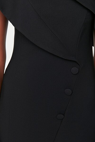 Trendyol Collection Tkané krátké šaty - černý límec s podrobnostmi TPRSS21EL2031