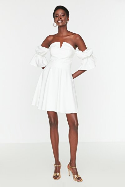 Trendyol Collection Ecru krátké večerní šaty – střih do A a žebrovaný detail TPRSS20EL2647