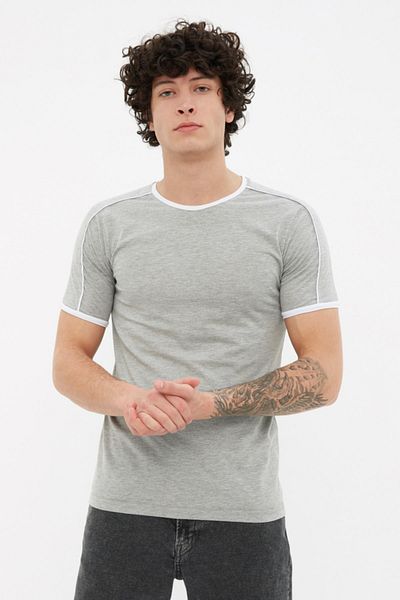 Trendyol Collection Γκρι Άνδρας Κανονική Εφαρμογή Κοντομάνικο T-Shirt με Λαιμόκοψη και Λεπτομέρειες Μανσέτας