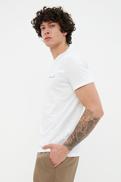 Trendyol Collection Weißes Slim/Slim-Fit-T-Shirt mit Rundhalsausschnitt und kurzen Ärmeln aus 100 % Baumwolle mit Textdruck TMNSS20TS0083