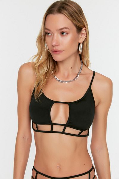 Trendyol Collection Horní díl bikin Bandeu s černým lemováním
TBESS22BU0326