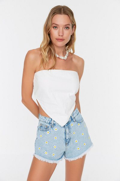 Trendyol Collection Blaue, mit Denim bestickte Denim-Shorts aus 100 % Baumwolle TBESS22SR0392