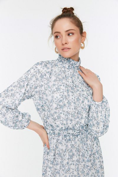 Trendyol Modest Μπλε φλοράλ φόρεμα με ψηλό γιακά μέση με λεπτομέρεια υφασμένο από σιφόν TCTSS22EB0032