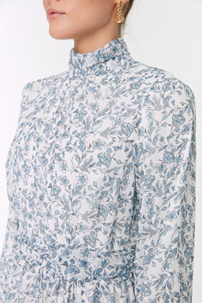 Trendyol Modest Μπλε φλοράλ φόρεμα με ψηλό γιακά μέση με λεπτομέρεια υφασμένο από σιφόν TCTSS22EB0032