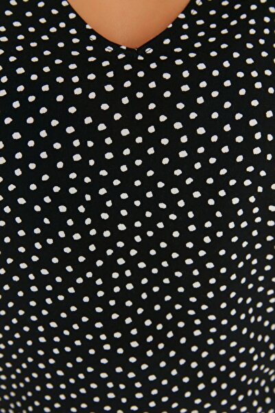 Trendyol Curve Tkaná blůza s černým puntíkovaným vzorem TBBSS22AF0033