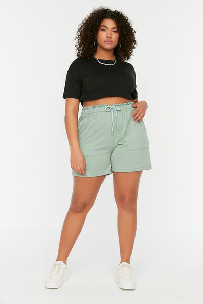 Trendyol Curve Große Größen in Shorts & Bermudashorts - Grün - Mittlerer Bund