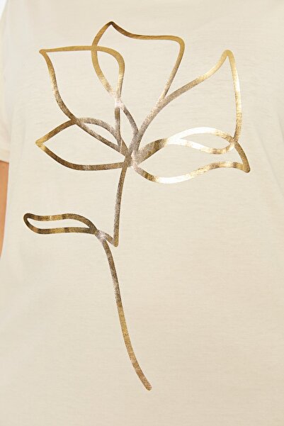 Trendyol Curve Tricou 100% bumbac cu decolteu bej cu imprimeu metalic - TBBSS22TS2287