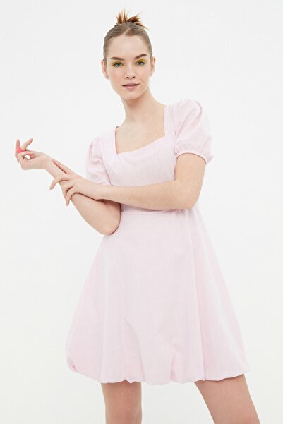 Trendyol Collection Φόρεμα υφαντό με τετράγωνο γιακά με μπαλόνι φούστα σε σκόνη TWOSS21EL2005