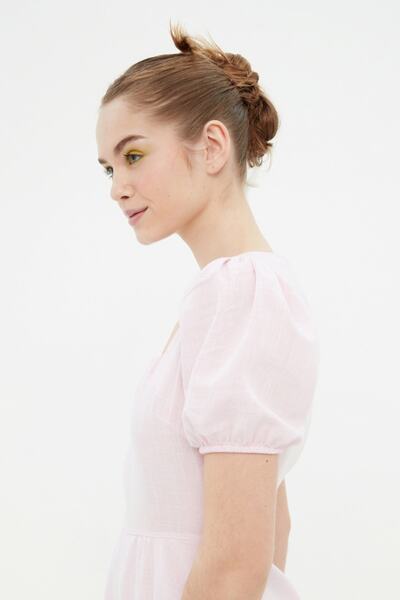 Trendyol Collection Φόρεμα υφαντό με τετράγωνο γιακά με μπαλόνι φούστα σε σκόνη TWOSS21EL2005