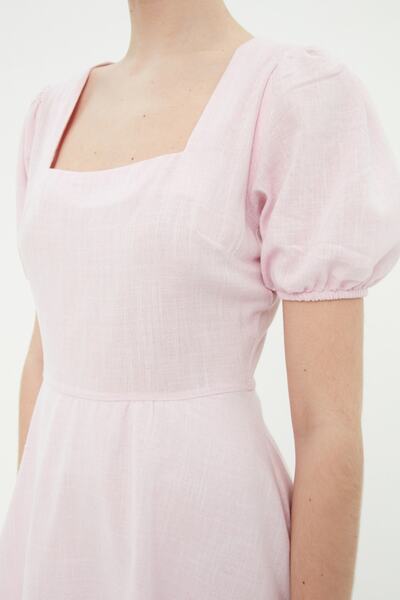 Trendyol Collection Φόρεμα υφαντό με τετράγωνο γιακά με μπαλόνι φούστα σε σκόνη TWOSS21EL2005