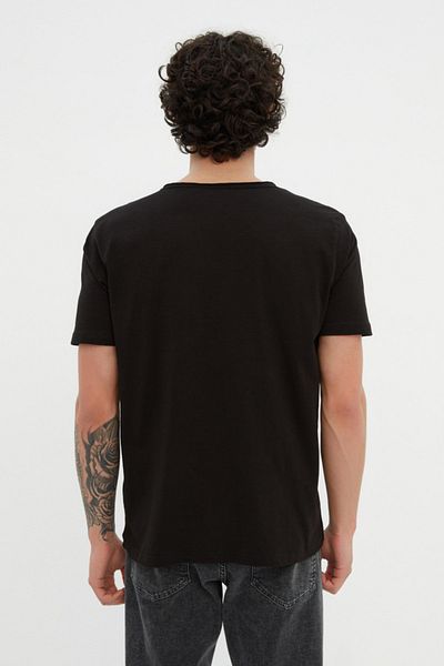 Trendyol Collection Μαύρο μπλουζάκι με λαιμόκοψη με κανονική/κανονική εφαρμογή 100% βαμβακερό μονό ζέρσεϊ TMNSS20TS0035