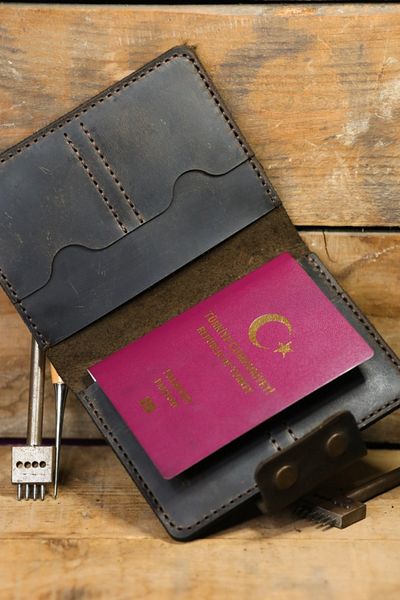 New Coast Leather 1900's Унисекс ръчно изработен портфейл за паспорт от естествена кожа