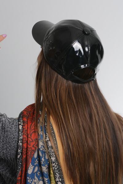 Haqa Store 13502 Pălărie/Șapcă neagră din piele lacuită strălucitoare