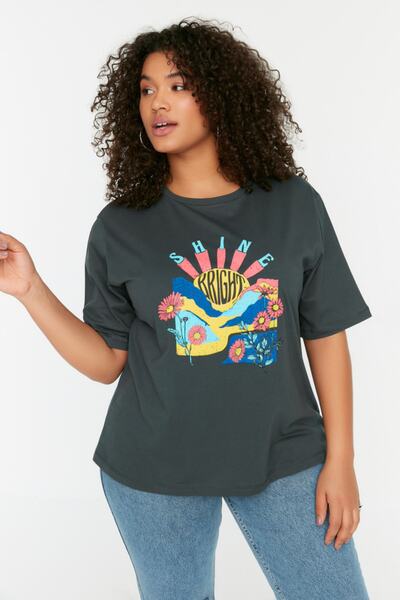 Trendyol Curve Tričko Boyfriend Fit Plus Size s potiskem 100% bavlny Antracit – Tbbss22Ts1944