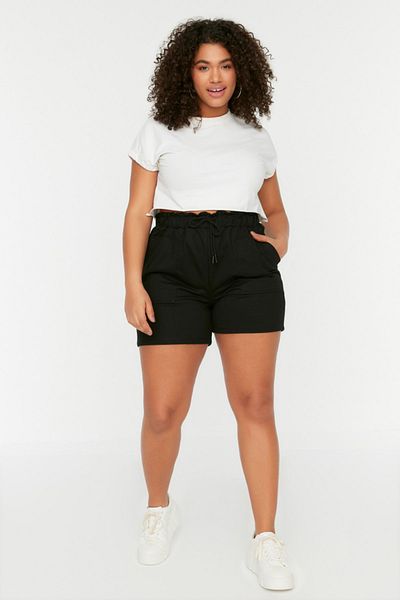 Trendyol Curve Große Größen in Shorts & Bermudashorts - Schwarz - Mittlerer Bund