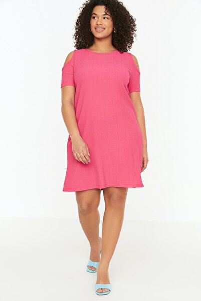 Trendyol Curve Λεπτομερές πλεκτό φόρεμα φούξια σε γραμμή Α με αποκοπή TBBSS22EL2986