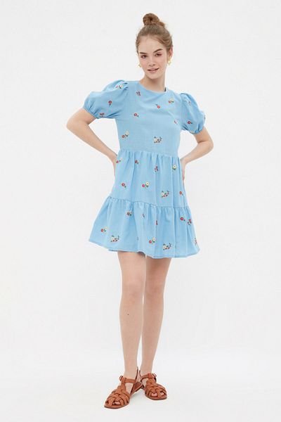 Trendyol Collection Blaues, gefüttertes gewebtes Etuikleid mit Blumenstickerei/gerade geschnittenes Minikleid TWOSS21EL0938