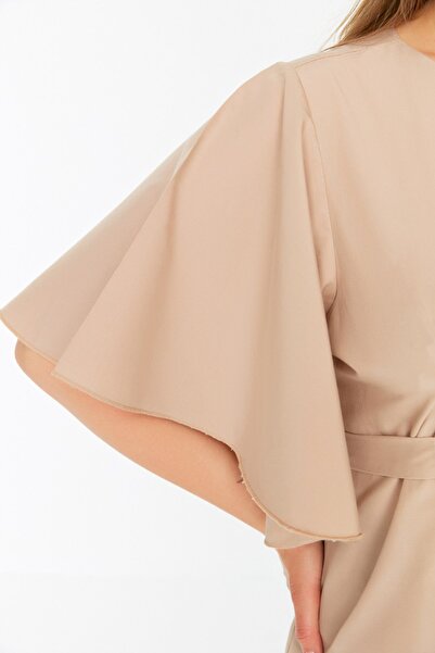 Trendyol Curve Μπλούζα με λεπτομέρεια σε μπεζ γραβάτα TBBSS22BZ1316