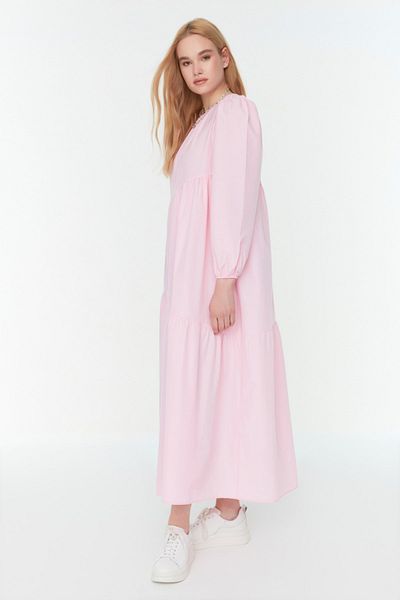 Trendyol Modest Puderfarbenes, gewebtes Kleid aus Baumwolle mit Raffung und weiter Passform TCTSS21EL3470