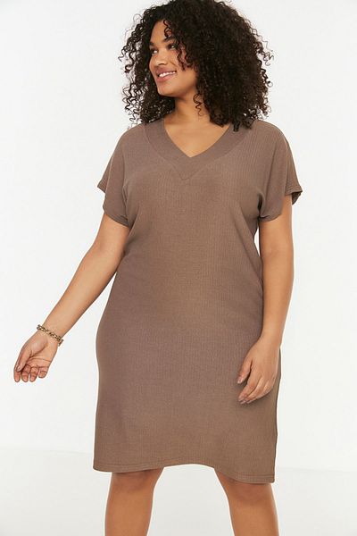 Trendyol Curve Nerzfarbenes, gerade geschnittenes Strickkleid TBSSS22EL2365