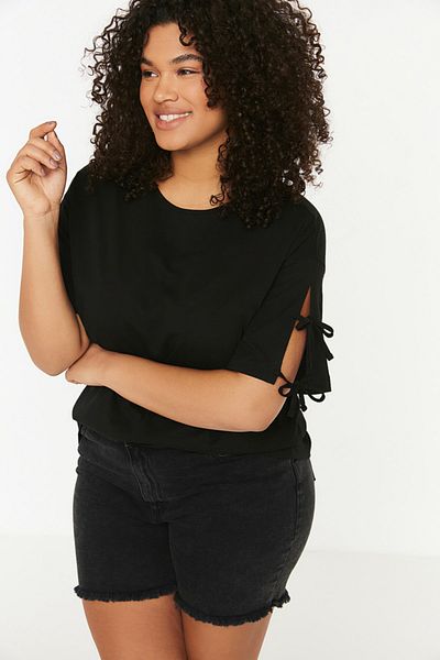 Trendyol Curve Schwarzes T-Shirt aus 100 % Baumwolle – Ärmeldetail, TBBSS22TS2291
