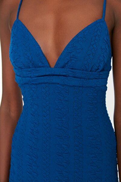 Trendyol Collection Detailní pletené večerní šaty s modrým límečkem TPRSS22EL0563