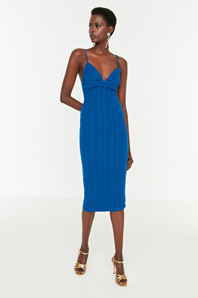 Trendyol Collection Detailní pletené večerní šaty s modrým límečkem TPRSS22EL0563