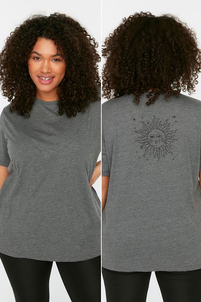 Trendyol Curve Anthrazitfarbenes gestricktes T-Shirt mit Rückenausschnitt TBSSS22TS1953