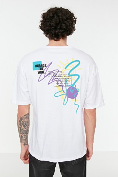 Trendyol Collection Weißes Oversize/Wide Cut Kurzarm-T-Shirt aus 100 % Baumwolle mit Textdruck TMNSS21TS3438