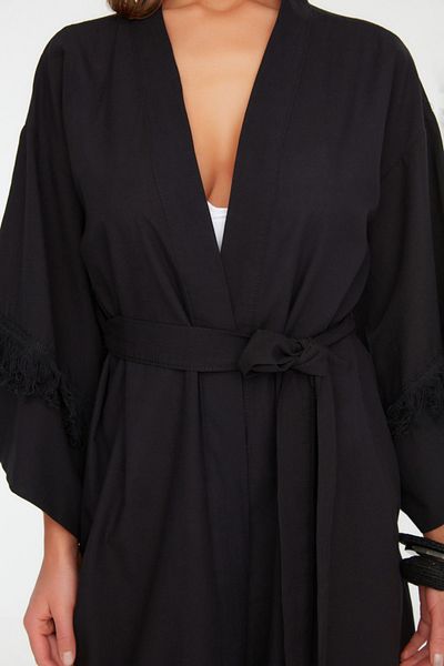 Trendyol Collection Schwarzer Maxi-Kimono und Kaftan aus 100 % Baumwolle mit Gürtel und Quasten TBESS22KM0046
