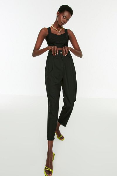 Trendyol Collection Schwarze Karottenhose mit hoher Taille aus gewebtem Polyviskonstoff TWOSS22PL0280