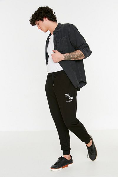 Trendyol Collection ΚΕΙΜΕΝΟ Εκτυπωμένο Μαύρο Φούτερ - Κανονική κοπή, πόδι από καουτσούκ TMNSS22EA0150