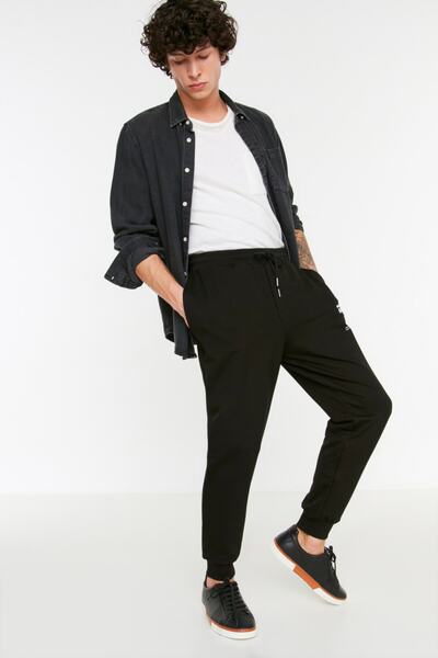 Trendyol Collection ΚΕΙΜΕΝΟ Εκτυπωμένο Μαύρο Φούτερ - Κανονική κοπή, πόδι από καουτσούκ TMNSS22EA0150