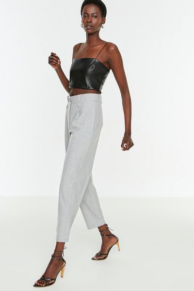 Trendyol Collection Graue Karottenhose mit hoher Taille aus gewebtem Polyviskonstoff TWOSS22PL0280