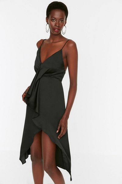 Trendyol Collection Elegantes Abendkleid aus schwarzem Volant-Satin TPRSS22EL2023