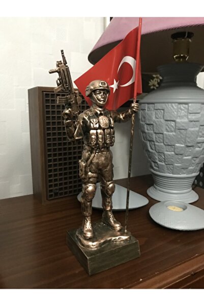 ZeyArt Concept Bayraklı Miğferli Asker Heykeli