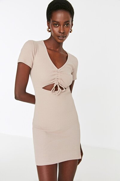 Συλλογή Trendyol Συγκεντρωμένο πλεκτό φόρεμα με λεπτομέρεια αποκομμένη από βιζόν